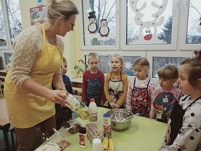 dzieci obserwują proces przygotowania ciasta
