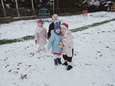 dziewczynki stoją na śniegu 