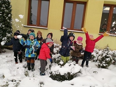 zima śnieg dzieci przedszkole