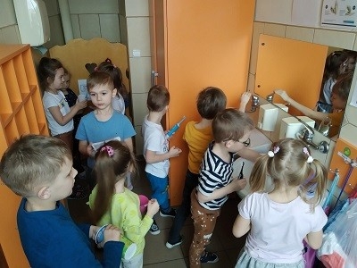 dzieci myją zęby w łazience 