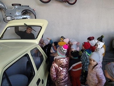 dzieci oglądają zabytkowy samochód 