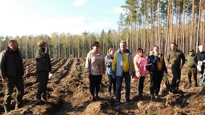 zdjęcie przedstawicieli Nadlesnictwa podanin, dyrektor PS Margonin, pracowników i burmistrza 