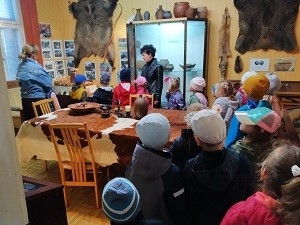 dzieci oglądają eksponaty 