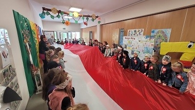dzieci z flaga Polski 