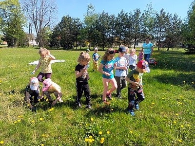 dzieci obserwują łąkę