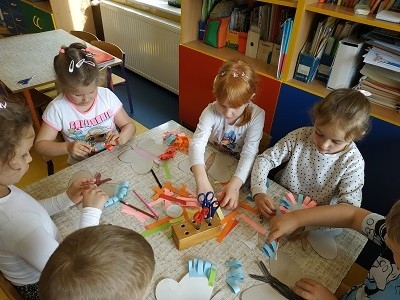 dzieci wykonują pracę plastyczno-techniczną 