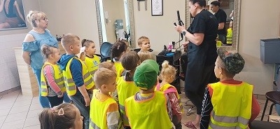 dzieci słuchają fryzjerki 