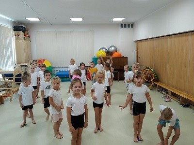 dzieci podczas ćwiczeń gimnastycznych na sali 