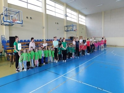 przedszkolacy podczas zawodów sportowych w hali