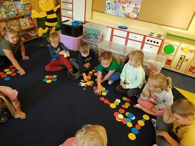 dzieci układają kształty z kropek 