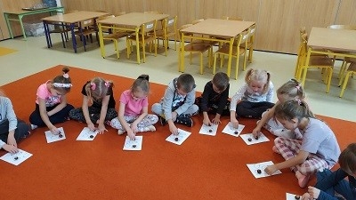 dzieci pisza cyfre dwa kasztanem 