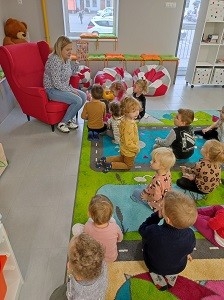dzieci słuchają bibliotekarki 