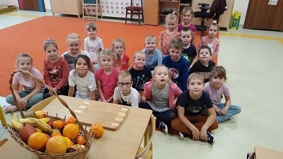 dzieci obserwują owoce