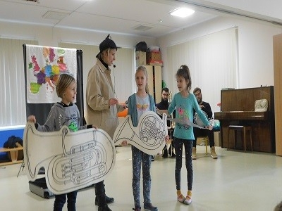 dzieci podczas koncertu muzycznego w przedszkolu