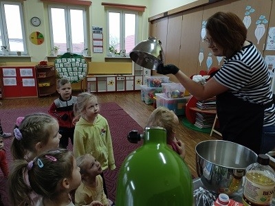 dzieci podczas zajęć kulinarnych w przedszkolu