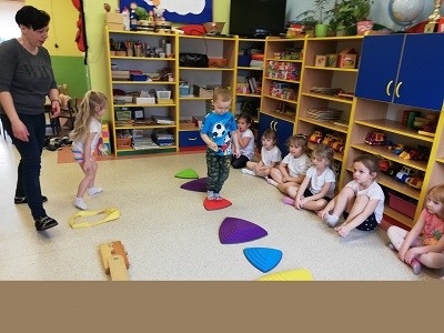 dzieci pokonują ścieżkę sensoryczną