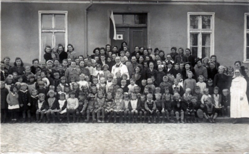 Przedszkole 1945 ks Kaczmarek i ss_Helena Walentowska