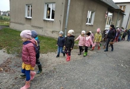 dzieci poruszają się kolumną w arach