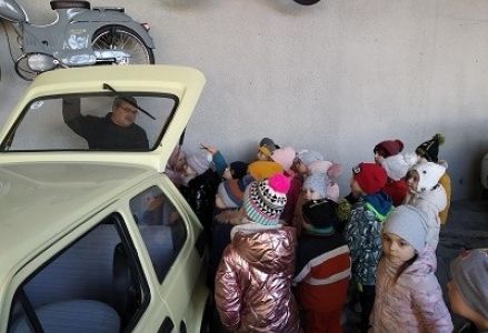dzieci oglądają zabytkowy samochód
