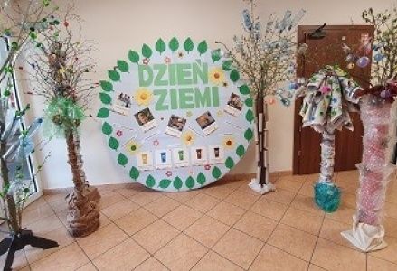 zdjęcie z modelem planety Ziemi