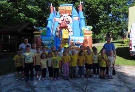 grupa dzieci przedszkolnych podczas obchodów Dnia Dziecka 2026
