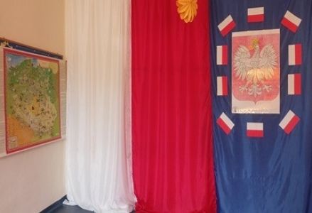 grupa dzieci przedszkolnych podczas uroczystości z okazji Dnia Flagi
