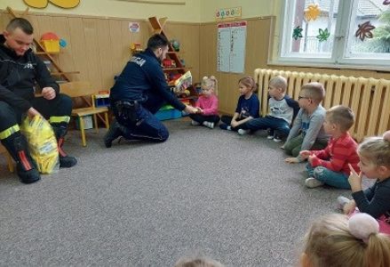 mundurowi rozdaja kamizelki odblazkowe