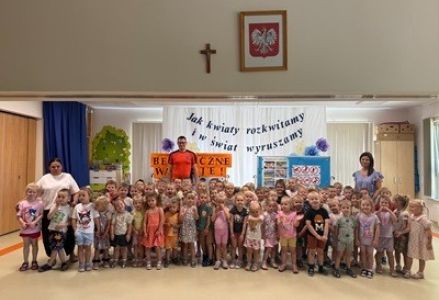 grupa dzieci przedszkolnych podczas zajęć z ratownikiem medycznym w ramach Tygodnia dla Bezpieczeństwa