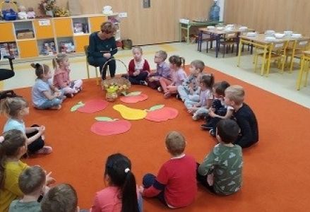 dzieci słuchają pielęgniarki