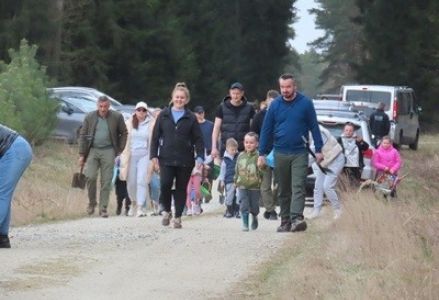 grupa dzieci przedszkolnych podczas sadzenia lasu z leśnikami Nadleśnictwa Podanin