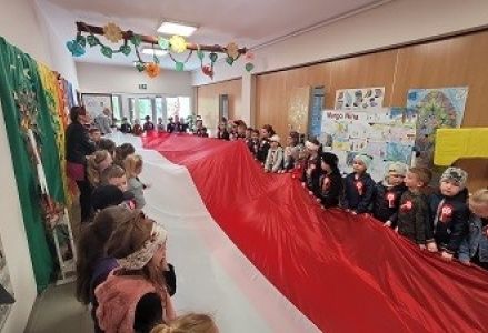dzieci z flaga Polski