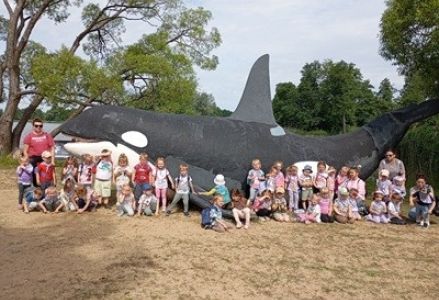 grupa dzieci przedszkolnych podczas wycieczki do parku dinozaurów w Rogowie