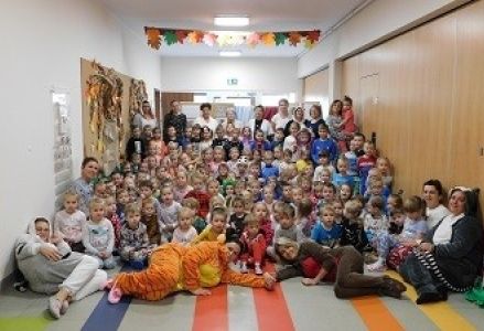 zdjecie grupowe pracowników i dzieci w piżamach
