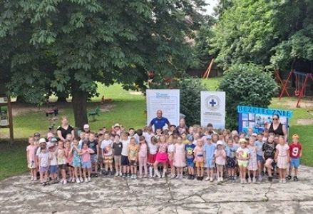 grupa dzieci przedszkolnych podczas zajęć z ratownikiem wodnym w ramach Tygodnia dla Bezpieczeństwa