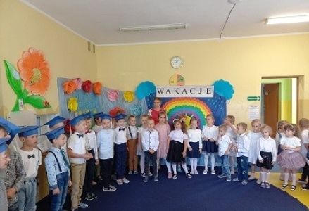 zdjęcie grupowe absolwentów z wychowawcą