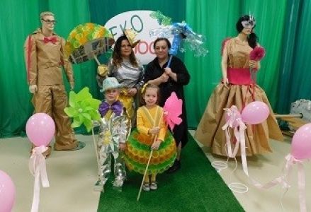 zdjęcie organizatorki ze zwycięzcami konkursu