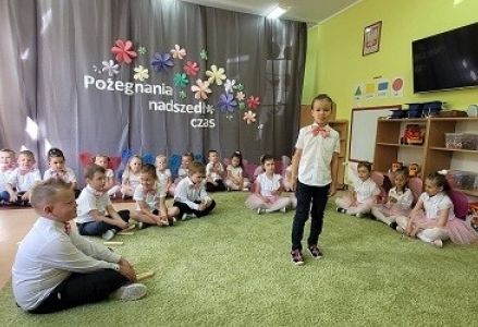 dzieci uroczyści rozpoczynają przedstawienie